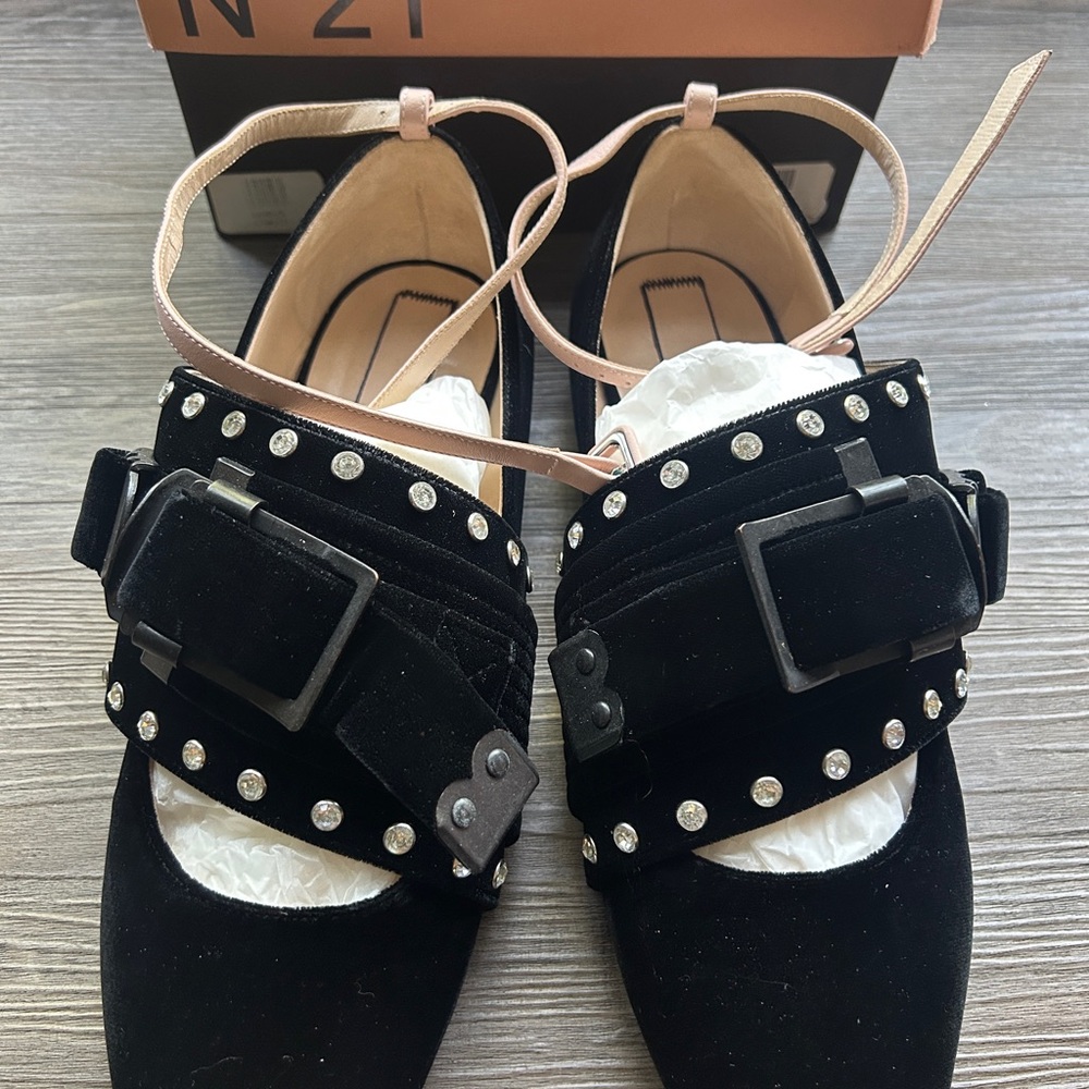 No. 21 Women's Black Shoes with Buckle Detail